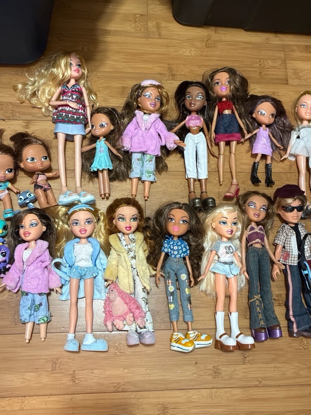 Big bratz bundle with 17 dolls!!